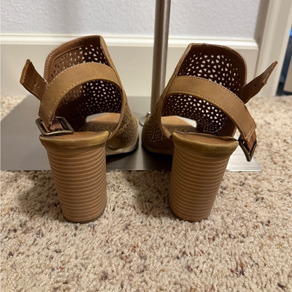 Universal Thread Tan Platform‎ Sandals - Picture 4 of 6